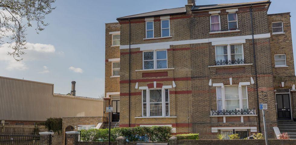 			2 Bedroom,  bath, 1 reception 			 Hillmarton Road , Caledonian Road